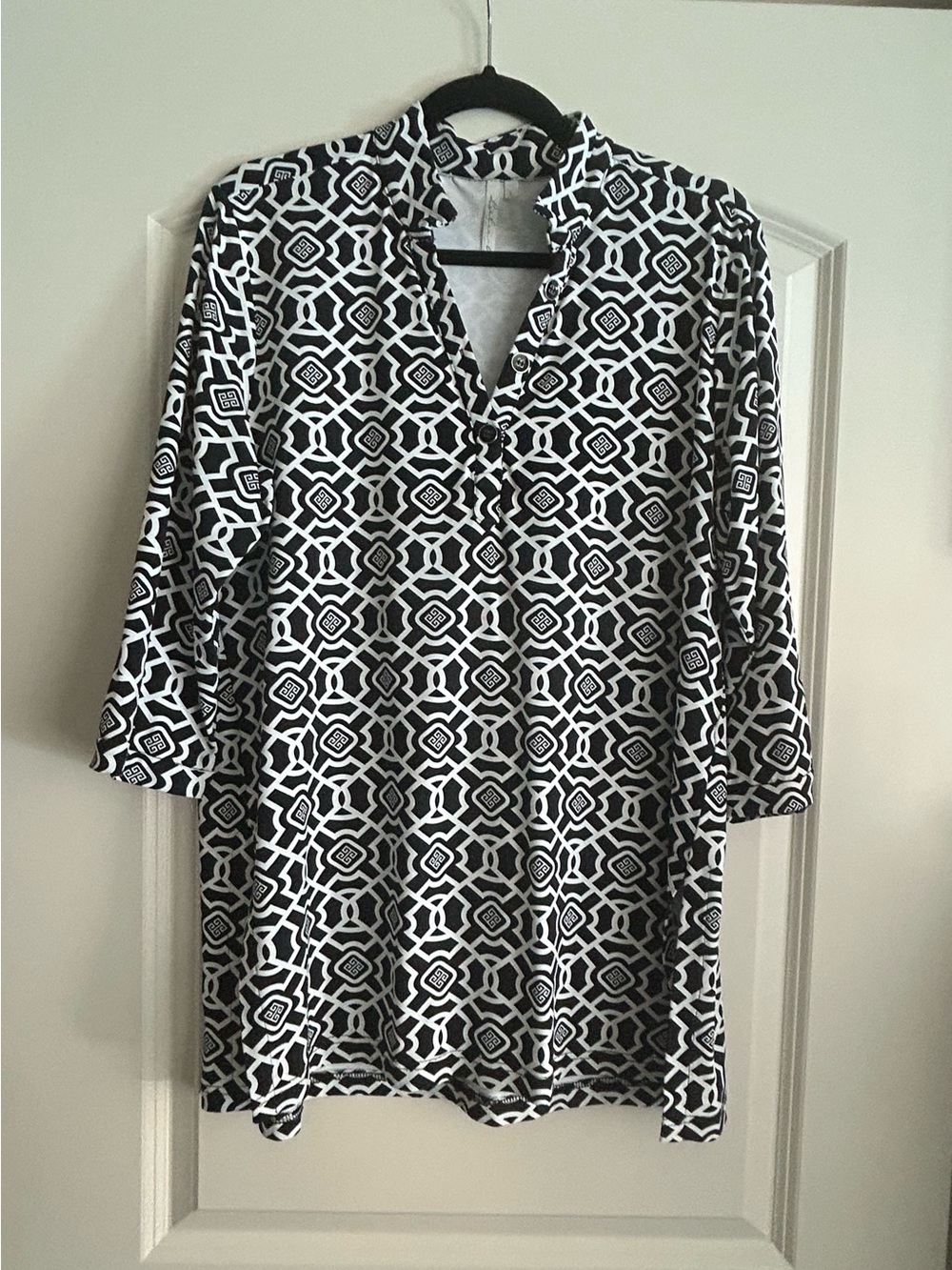Lulu B Black & White Geometric Tunic Top